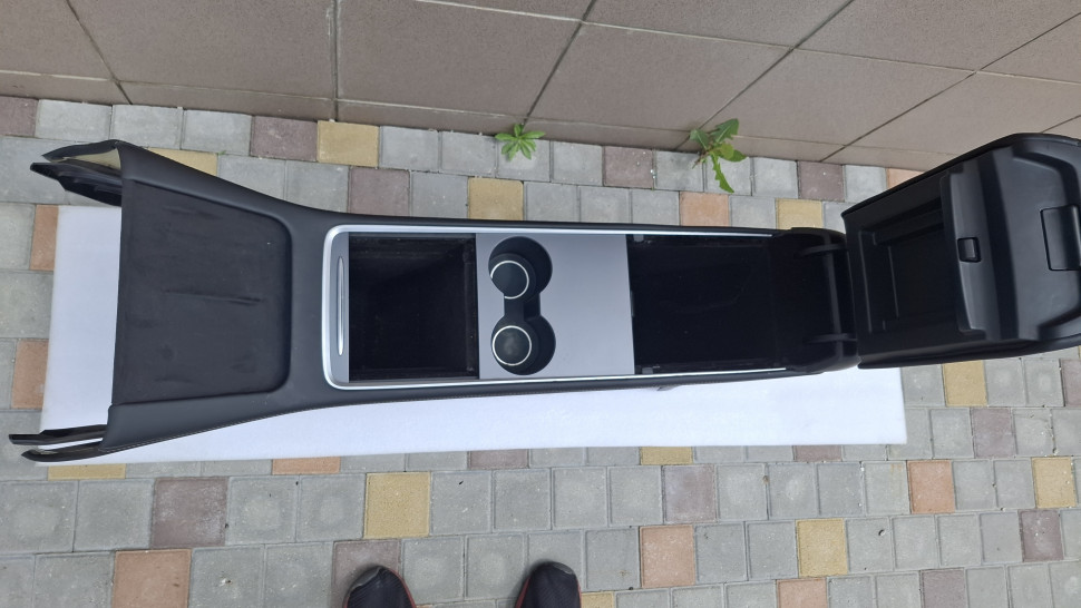 В сборе Tesla Model Y / 3 Центральная консоль Tesla Model Y / 3 2020 - 2025 с проводкой, кожа подлокотник Tesla Y / 3, подстаканник Тесла У 108790000I