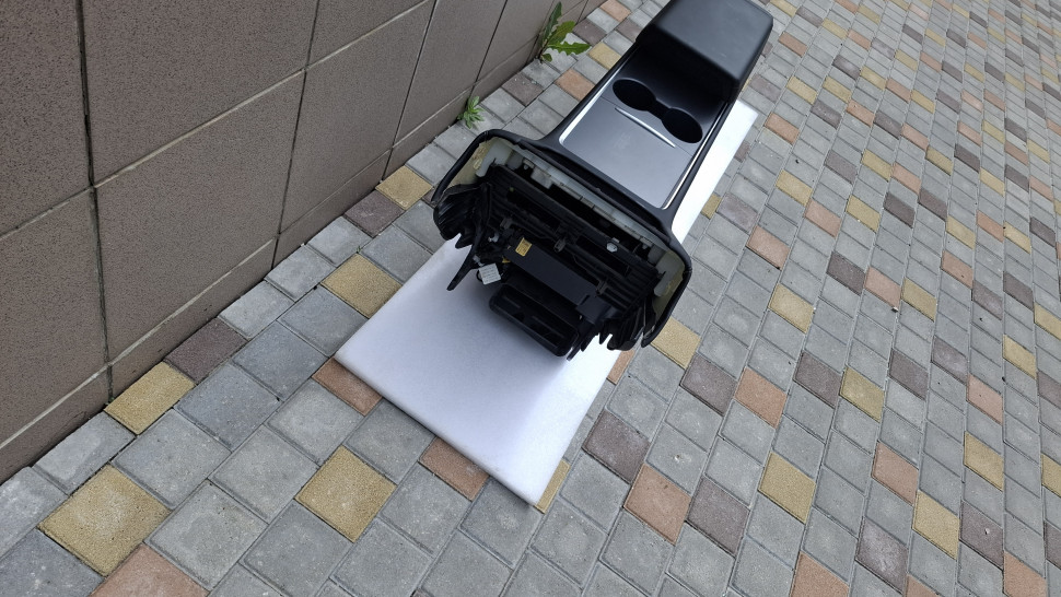 В сборе Tesla Model Y / 3 Центральная консоль Tesla Model Y / 3 2020 - 2025 с проводкой, кожа подлокотник Tesla Y / 3, подстаканник Тесла У 108790000I