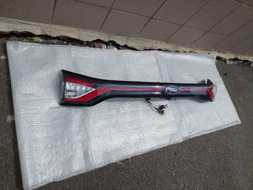 Фонарь Ford Edge центральный фонарь в крышку багажника стоп в ляду FT4B-13A565-D, GT4B-13A565-C