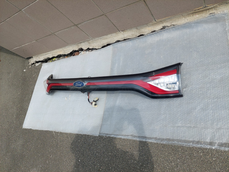 Фонарь Ford Edge центральный фонарь в крышку багажника стоп в ляду FT4B-13A565-D, GT4B-13A565-C