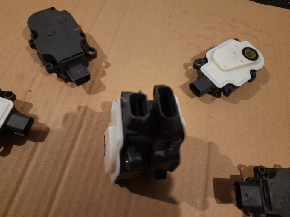 Моторчики Жалюзи Ford Escape FUSION EDGE FOCUS FIESTA Актуатор, моторчик Ford фишка , разъем, подключение.