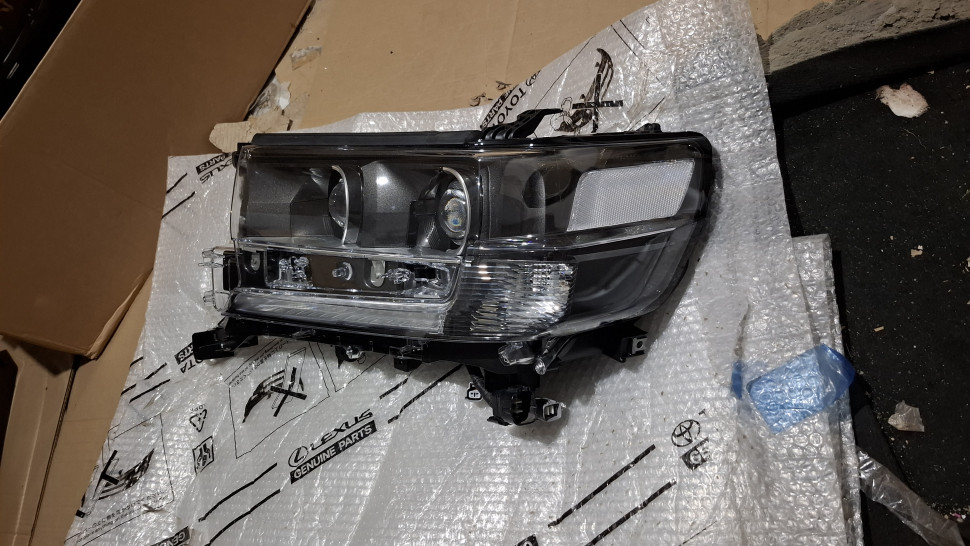 Фара TOYOTA Land Cruiser 200 Executive Black 2015 - 2021 Фара Крузер 200 черная 8110660P40 PZ36760543 PZ36760557