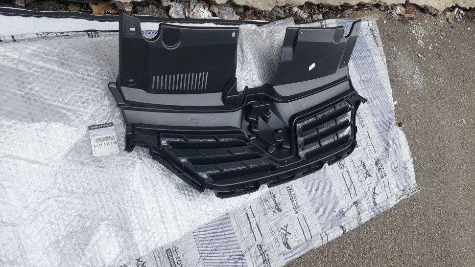 Решетка радиатора Renault LOGAN 2 SANDERO 2 2017 2018 2019 2020 ОРИГИНАЛ 623105875R