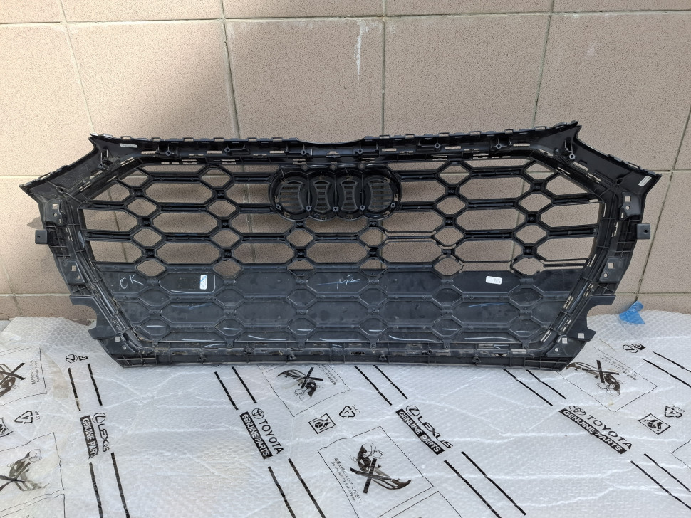 Решітка радиатора Audi sq5 s-line 2020 - 2024 дефект Решетка радиатора Ауди 80a853651ah оригинал