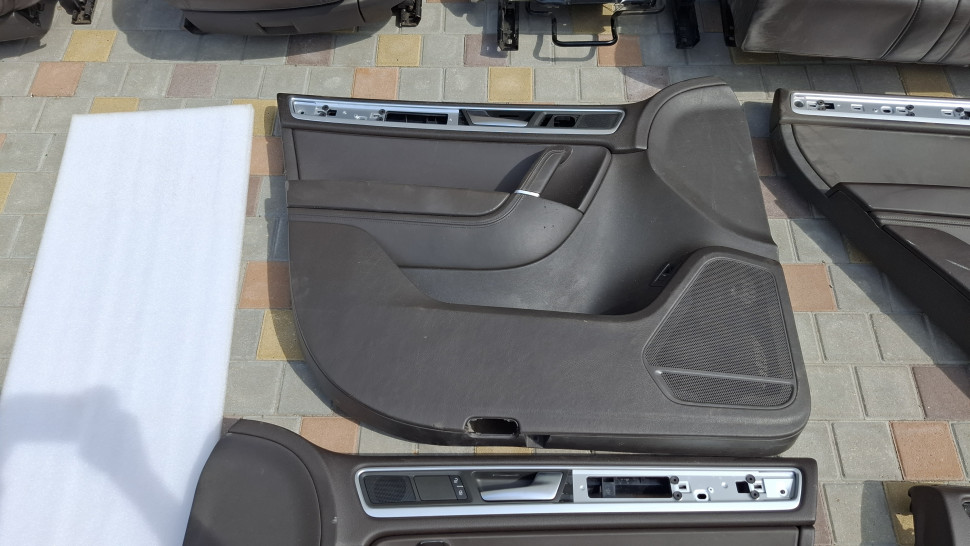 Сиденья Touareg 2 7P салон 2019 2017 2016 2015 2014 2013 2012 2011 2010 коричневий салон Крісло Таурег 7П салон , сидіння Таурег з картами