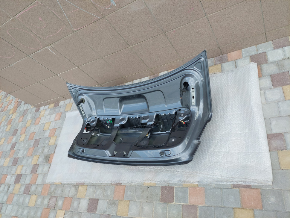 Крышка багажника Volkswagen Passat b8 2016 2017 2018 2019 ляда Пассат Б8 561-827-025-L 561827025L
