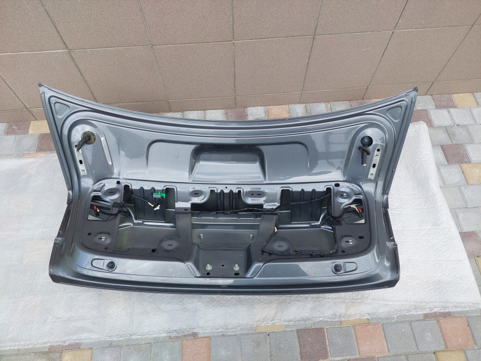 Крышка багажника Volkswagen Passat b8 2016 2017 2018 2019 ляда Пассат Б8 561-827-025-L 561827025L
