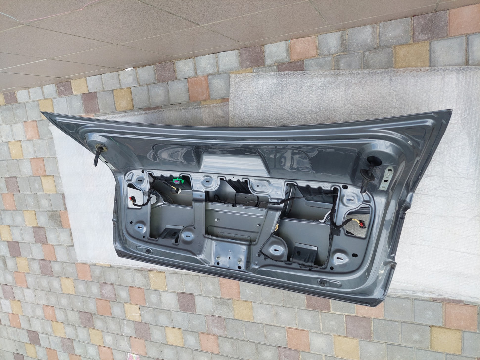 Крышка багажника Volkswagen Passat b8 2016 2017 2018 2019 ляда Пассат Б8 561-827-025-L 561827025L