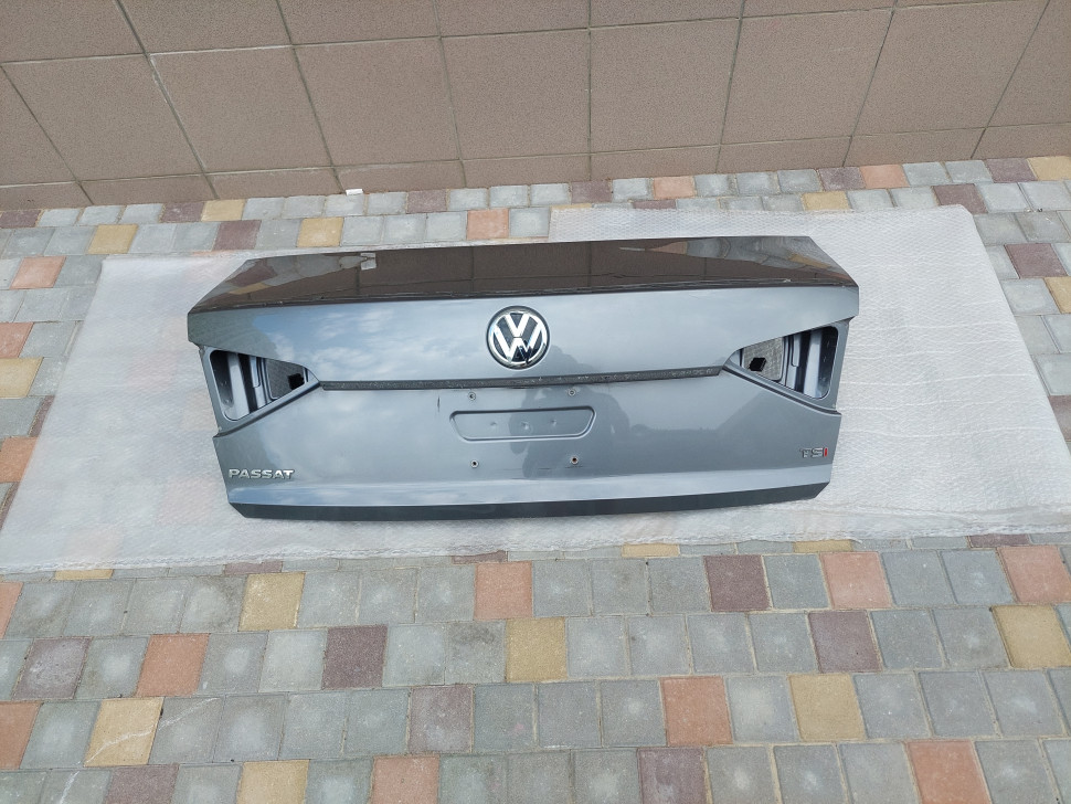Крышка багажника Volkswagen Passat b8 2016 2017 2018 2019 ляда Пассат Б8 561-827-025-L 561827025L