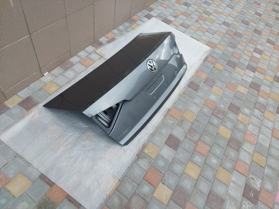 Крышка багажника Volkswagen Passat b8 2016 2017 2018 2019 ляда Пассат Б8 561-827-025-L 561827025L