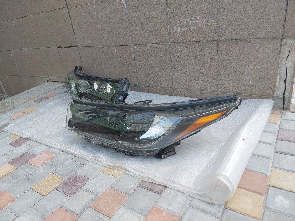 Фары Toyota Highlander 2017 2018 2019 2020 черный отртражатель Фара Хайлендер нужен ремонт креплений. 811100E390 811500E390