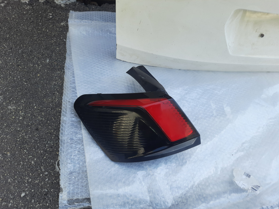 Крышка багажника Peugeot 3008 + фонари ляда Пежо 3008 Крышка Peugeot 308 2016- 2021