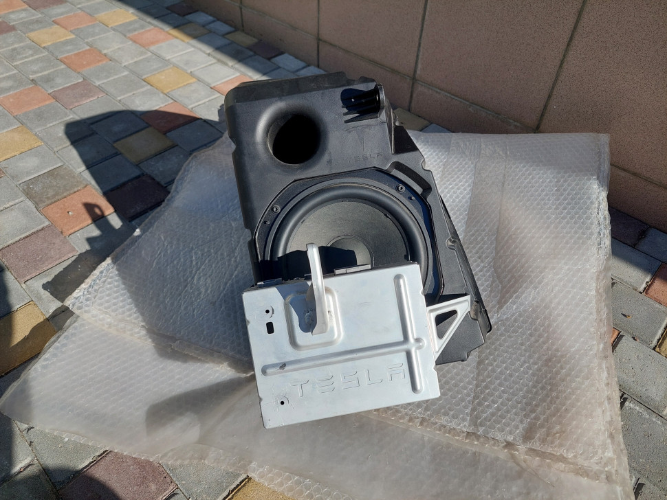 Сабвуфер Tesla Model 3 с усилителем 2018+ 1079747-99-B 1079747-00-D 1079748-00-D