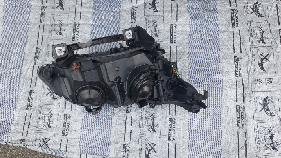 Фара BMW 5 E60 E61 Рестайл Фара БМВ 5 Е60 Е61 Шатается линза - надо открыть и поправить.