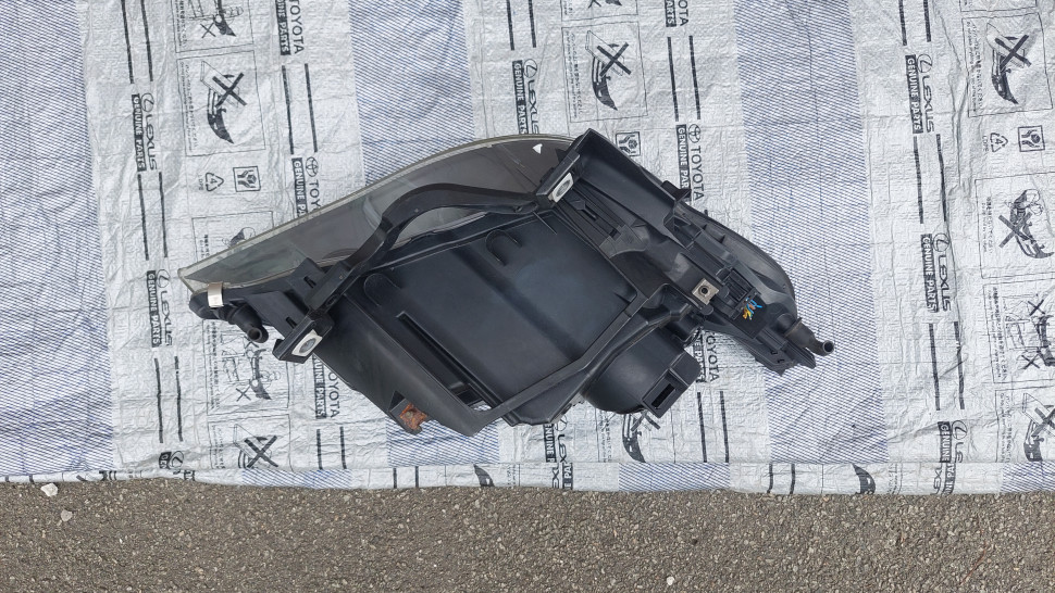 Фара BMW 5 E60 E61 Рестайл Фара БМВ 5 Е60 Е61 Шатается линза - надо открыть и поправить.