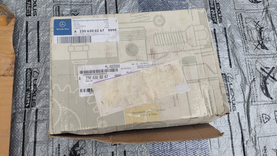 Новый оригинал. Лючек бензобака в сборе Mercedes Benz SL-Class ( W230 r230) A2306300267