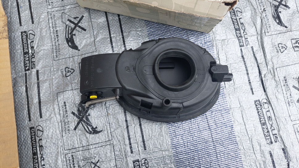 Новый оригинал. Лючек бензобака в сборе Mercedes Benz SL-Class ( W230 r230) A2306300267