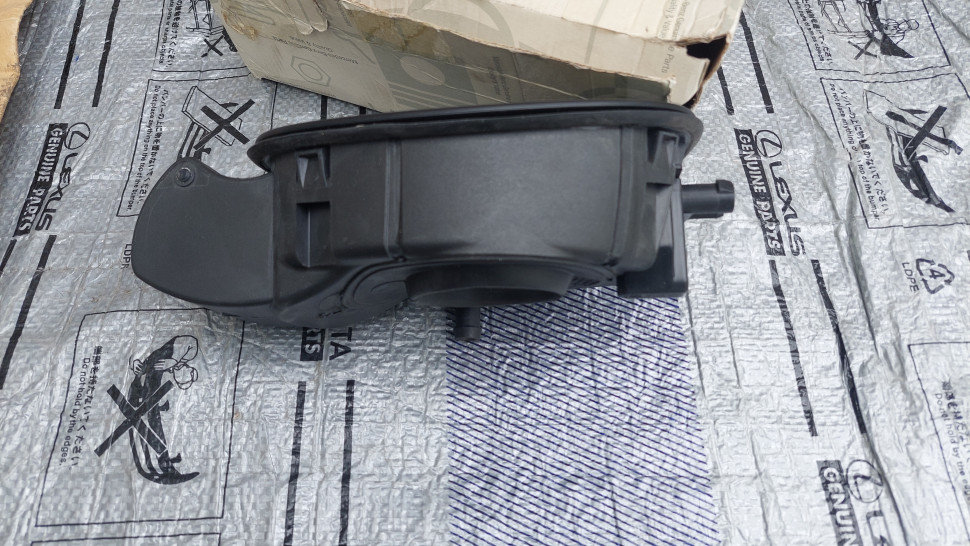 Новый оригинал. Лючек бензобака в сборе Mercedes Benz SL-Class ( W230 r230) A2306300267