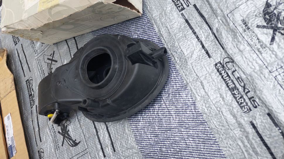 Новый оригинал. Лючек бензобака в сборе Mercedes Benz SL-Class ( W230 r230) A2306300267