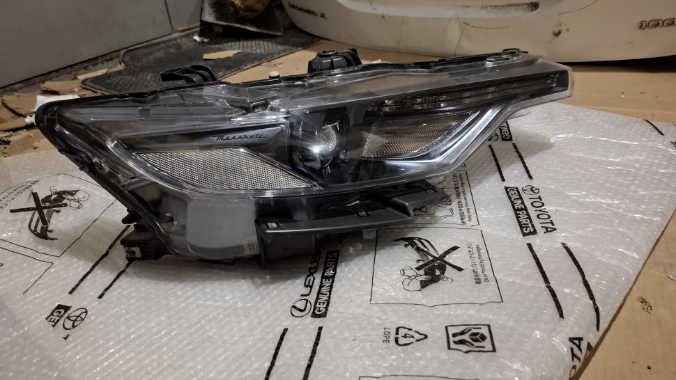 Фара Maserati Levante 2018+ правая ксенон 3 блока в сборе Фара Мазерати Леванте Европа