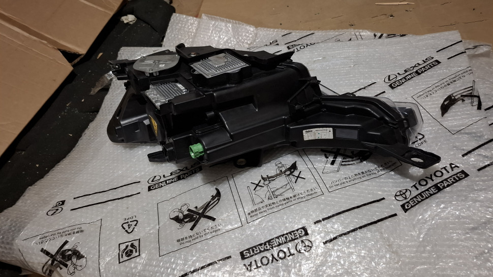 Фара Maserati Levante 2018+ правая ксенон 3 блока в сборе Фара Мазерати Леванте Европа