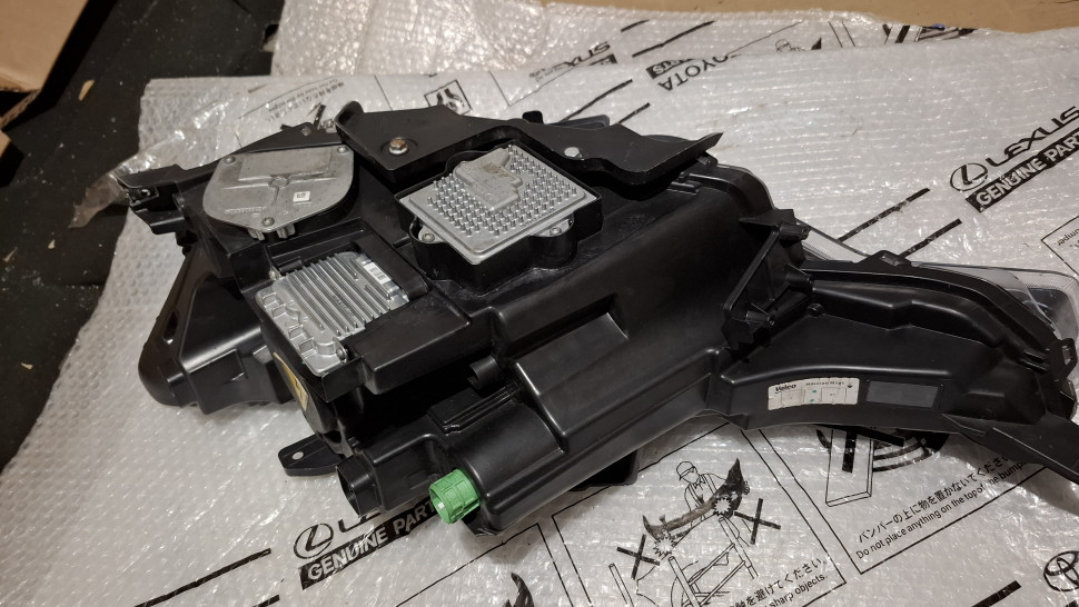 Фара Maserati Levante 2018+ правая ксенон 3 блока в сборе Фара Мазерати Леванте Европа