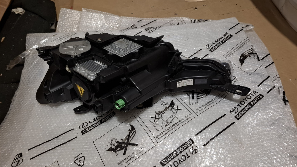 Фара Maserati Levante 2018+ правая ксенон 3 блока в сборе Фара Мазерати Леванте Европа