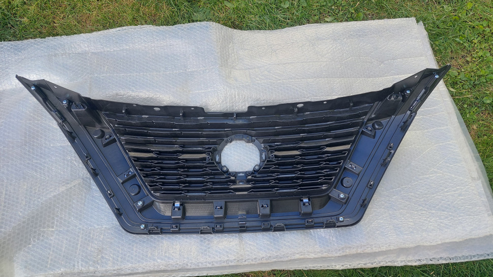 Решетка радиатора Nissan Rogue T33 2023 2022 2021 2020 Лицензия под камеру решетка РОГ