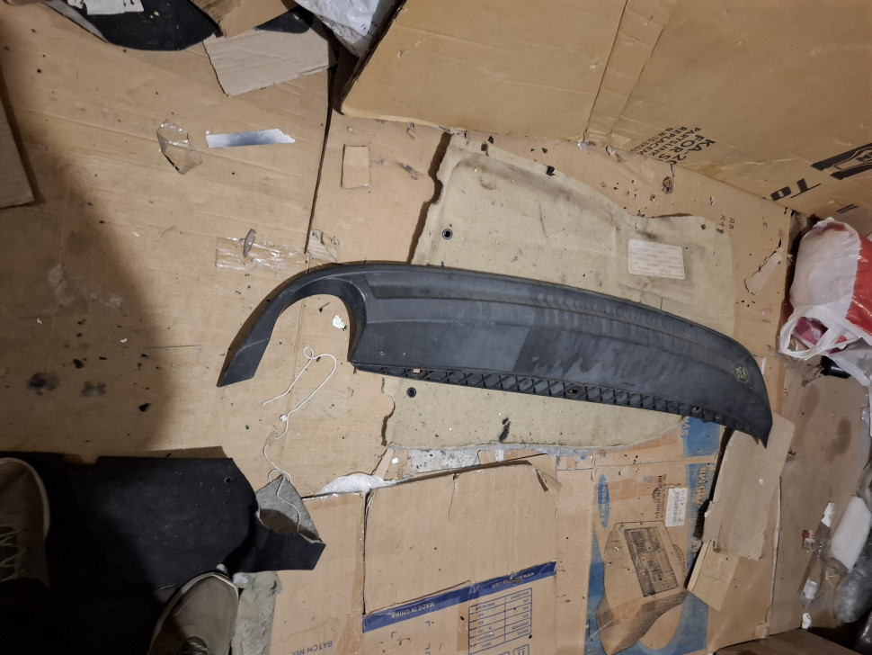 Губа заднього бампера Volkswagen Passat B7 USA 2012 2013 2014 2015 561-807-521-B-9B9