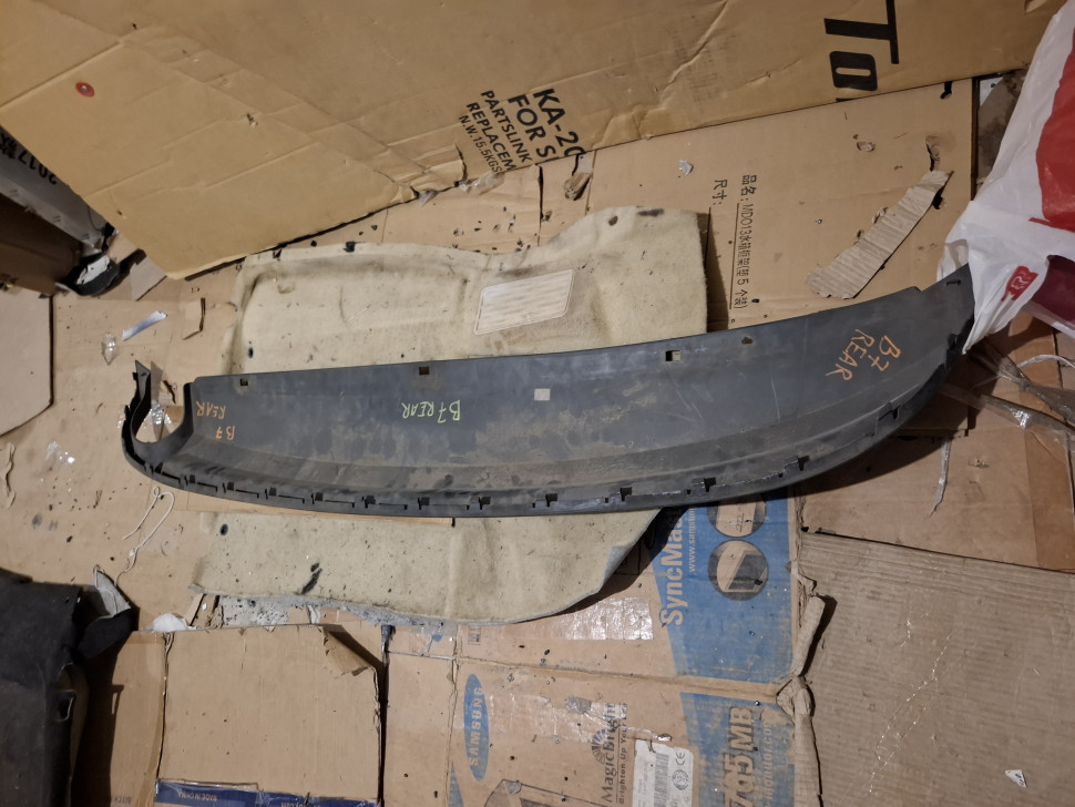 Губа заднього бампера Volkswagen Passat B7 USA 2012 2013 2014 2015 561-807-521-B-9B9