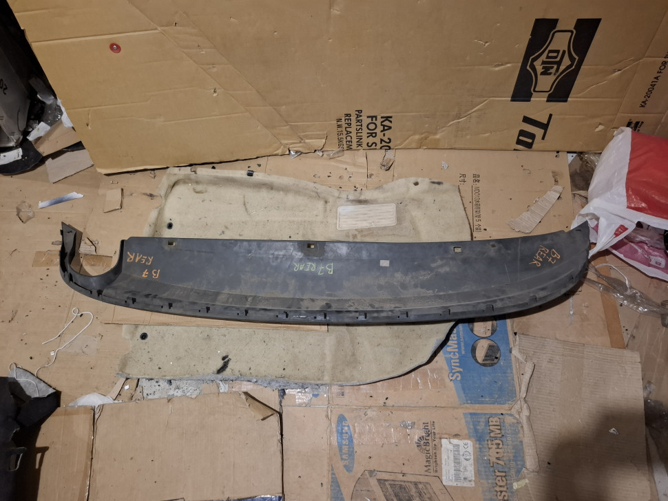 Губа заднього бампера Volkswagen Passat B7 USA 2012 2013 2014 2015 561-807-521-B-9B9