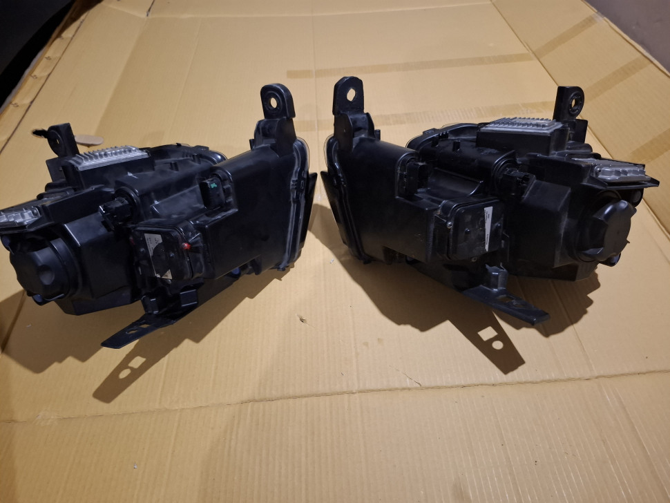 За 1 шт. Фары Jeep Grand Cherokee wk2 рестайл 2014 2015 2016 2017 2018 2019 2020 LED Bi-Xenon в сборе