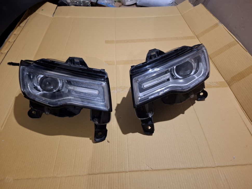 Фары Jeep Grand Cherokee wk2 рестайл 2014 2015 2016 2017 2018 2019 2020 LED Bi-Xenon в сборе