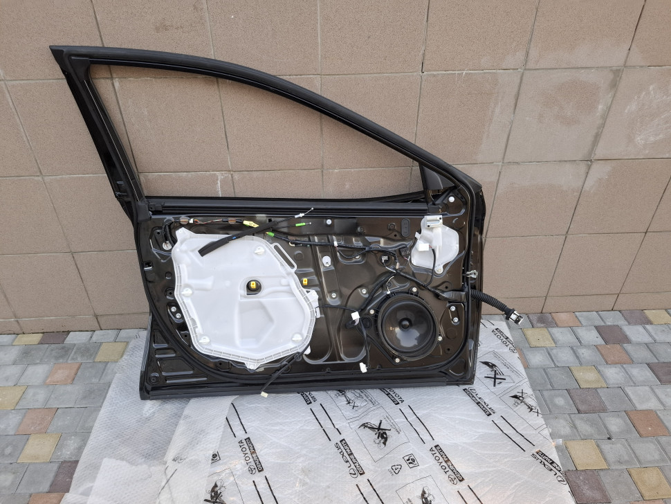 Дверь Toyota Camry v70 2018 2019 2020 2021 2022 2023 ВСБОРЕ дверь передняя Камри 70 XV70 в сборе, 6700206270 дефект